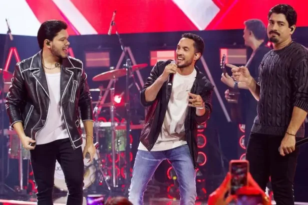 João Gustavo e Murilo alcançam 2º lugar do Hot 100 com 'Postinho de Gasolina'