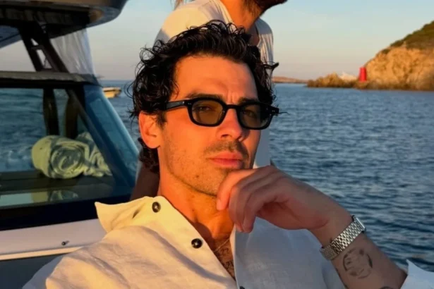 Joe Jonas relata susto ao cair entre barcos em Portofino