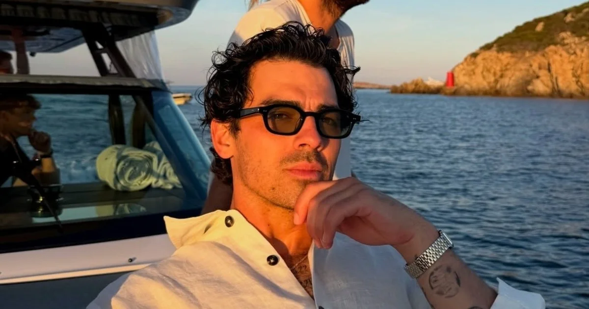 Joe Jonas relata susto ao cair entre barcos em Portofino