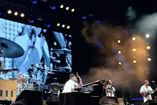 Jon Batiste empolga em Curaçao e estreia hoje no Palco Mundo