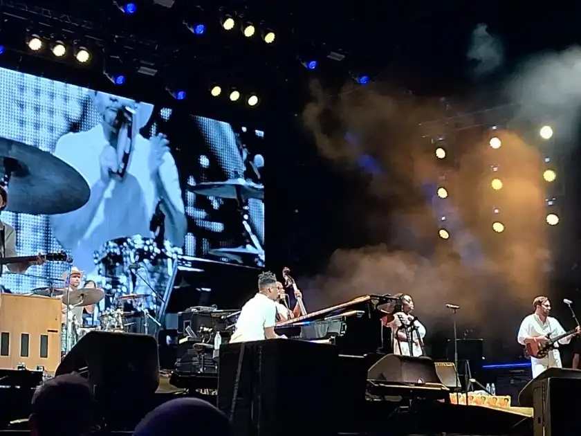 Jon Batiste empolga em Curaçao e estreia hoje no Palco Mundo