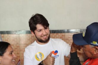 Jorginho Araújo entre apoiadores no último domingo de campanha