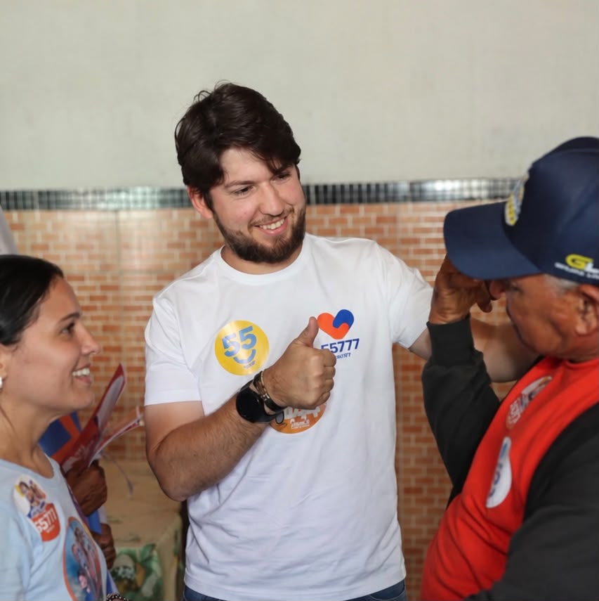 Jorginho Araújo entre apoiadores no último domingo de campanha