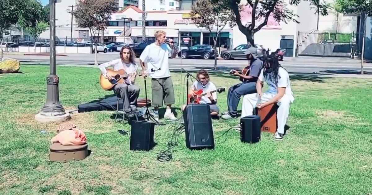 Justin Bieber improvisa jam com amigos em MacArthur Park