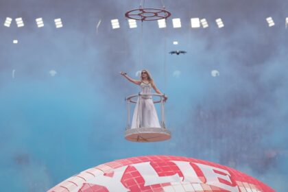 Kylie Minogue encanta 100 mil e 'voa' sobre estádio em Melbourne