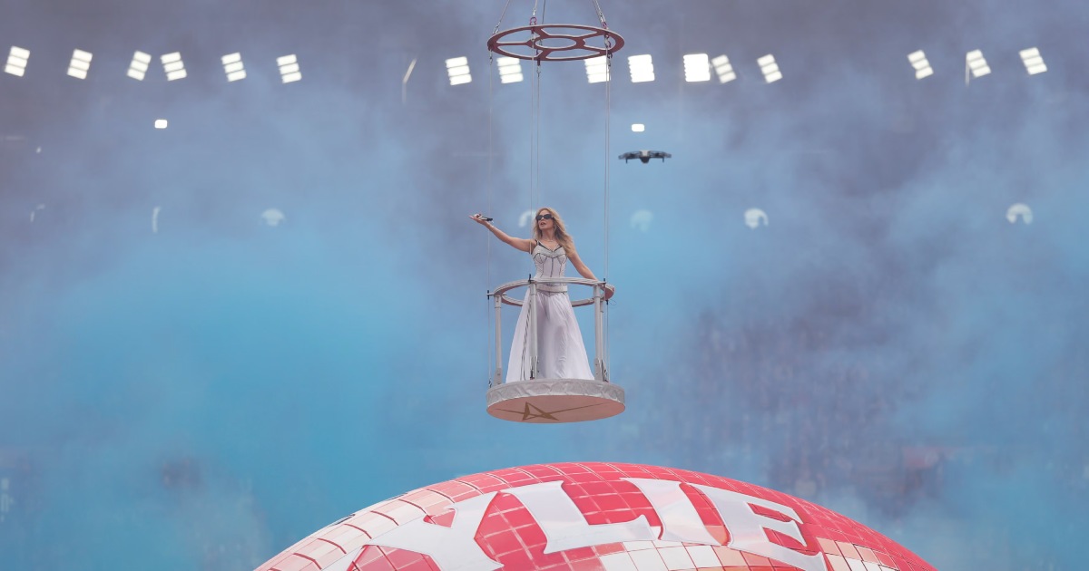 Kylie Minogue encanta 100 mil e 'voa' sobre estádio em Melbourne