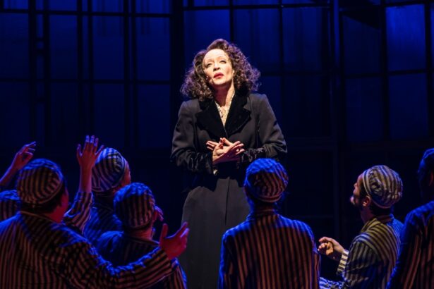 Laila Garin emociona ao interpretar Édith Piaf em 'PIAF' no Teatro Bradesco