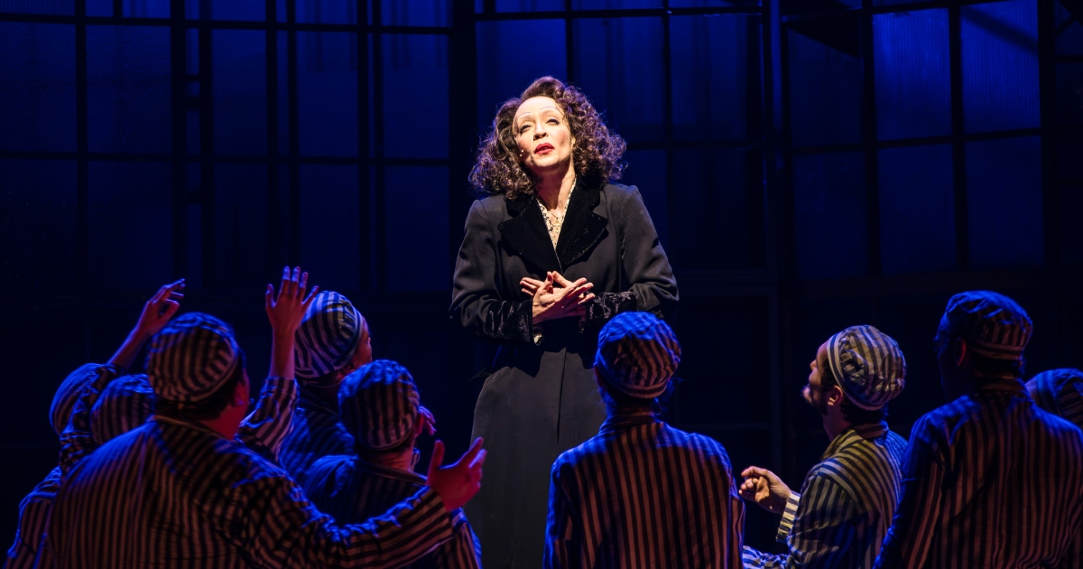 Laila Garin emociona ao interpretar Édith Piaf em 'PIAF' no Teatro Bradesco
