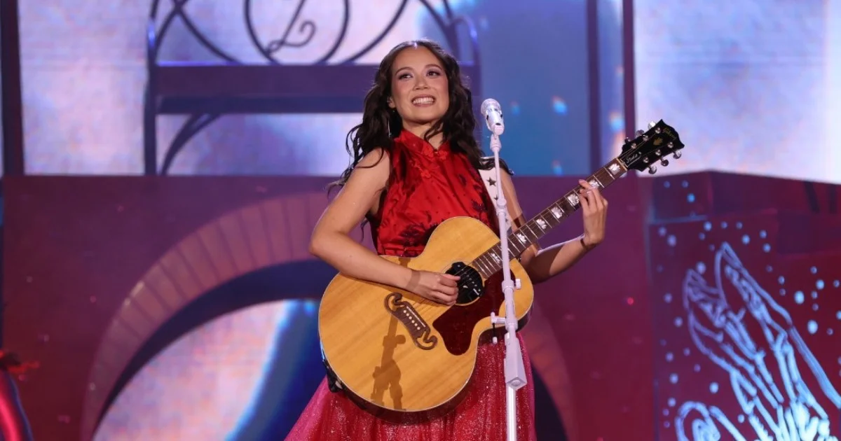 Laufey leva jazz e bossa a SP em show após estreia no Rock in Rio