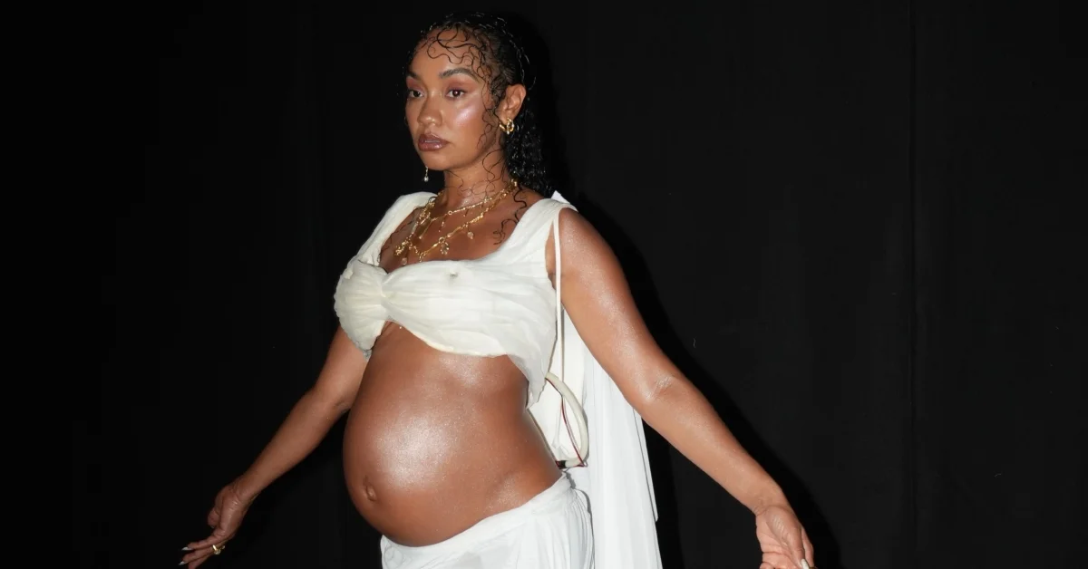 Leigh-Anne Pinnock fecha desfile grávida na London Fashion Week