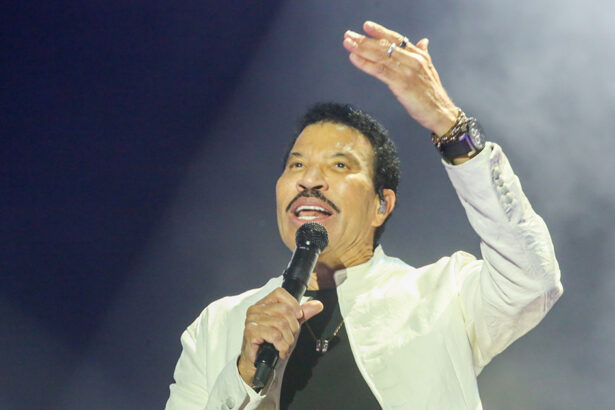 Lionel Richie faz procedimento cardíaco e cancela três shows