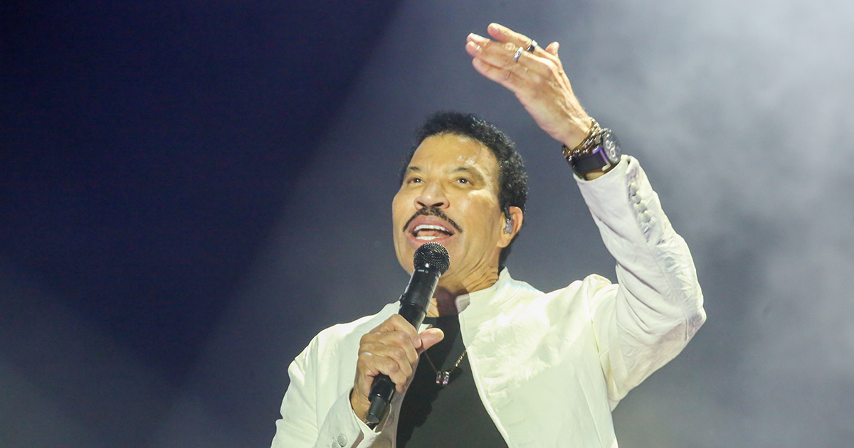 Lionel Richie faz procedimento cardíaco e cancela três shows