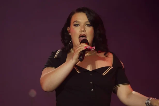 Lola Young supera chuva e mostra repertório além de 'Messy' no Rock in Rio
