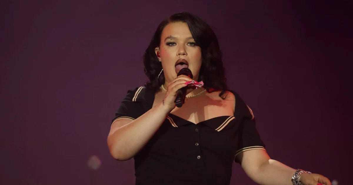 Lola Young supera chuva e mostra repertório além de 'Messy' no Rock in Rio