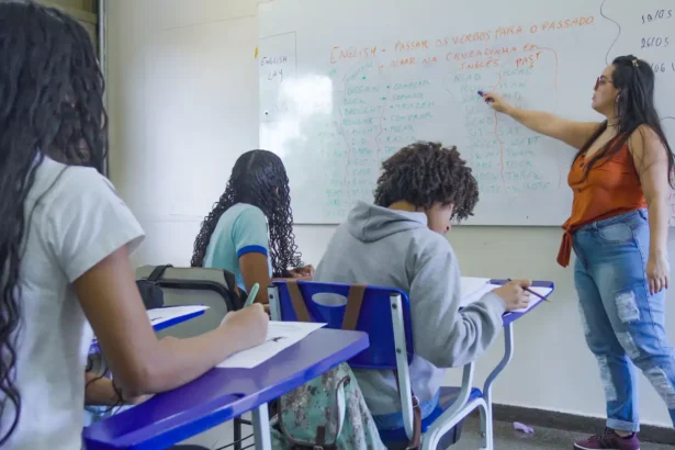 Magistério do ensino médio envelhece: jovens caem 31,1%, 60+ sobem 104,5%