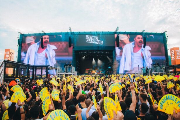Mar de leques amarelos ilumina estreia de Pedro Sampaio no Palco Mundo