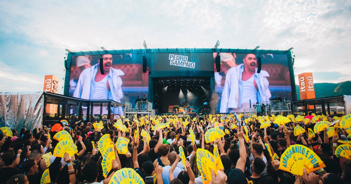 Mar de leques amarelos ilumina estreia de Pedro Sampaio no Palco Mundo