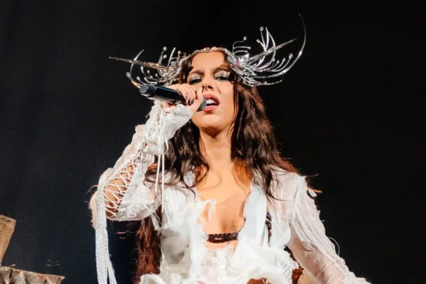 Marina Sena encanta Rock in Rio com show pop sob garoa e cítaras