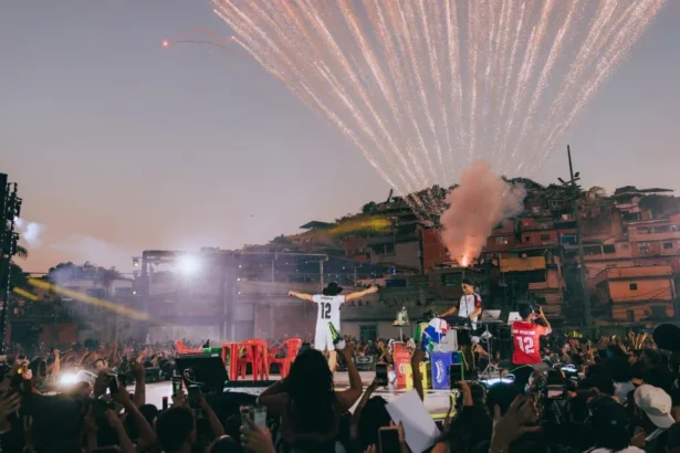 Natanzinho Lima grava projeto ao vivo no Complexo do Alemão com show grátis