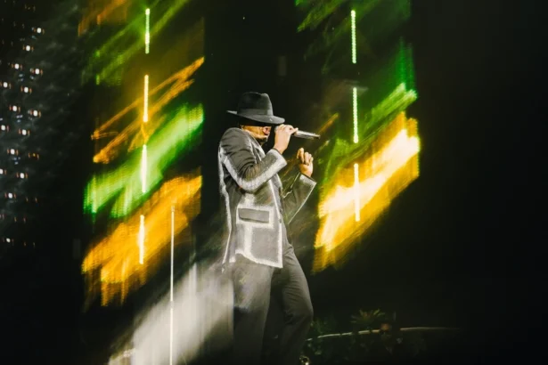 Ne-Yo transforma chuva do Rock in Rio em boate R&B dos anos 2000