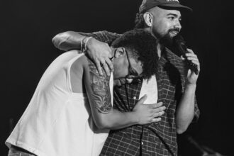 Nona e Dilsinho se abraçam no palco do Samba Brasil Aracaju