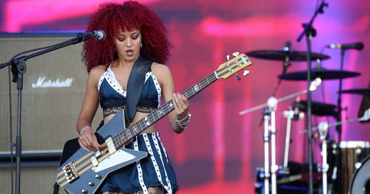 Nova Twins estreiam no Rock in Rio e exibem figurinos costurados por elas