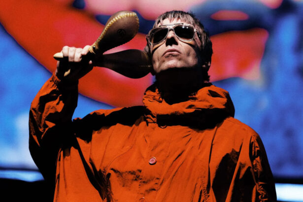 Oasis anuncia data de revelação após show de drones em Manchester
