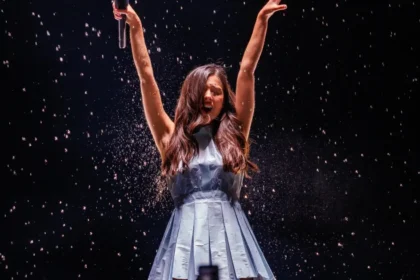 Olivia Rodrigo exibe macacão vermelho após vestido se dissolver no palco