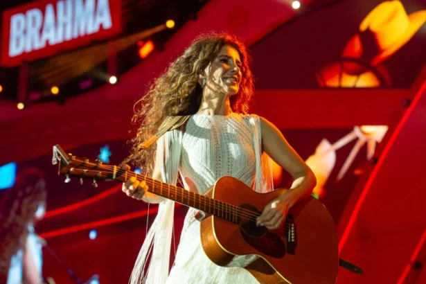 Paula Fernandes prepara nova turnê e lança projeto '30 e Poucos Anos'