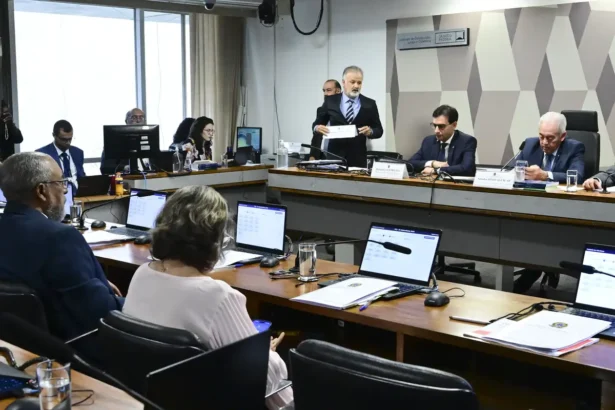 PEC que exige dois descansos semanais e reduz jornada avança na CCJ