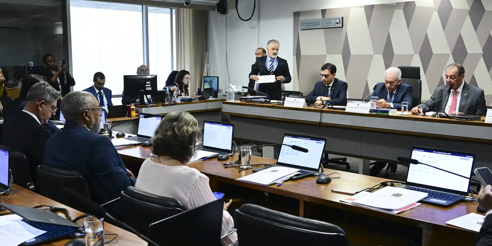 PEC que exige dois descansos semanais e reduz jornada avança na CCJ