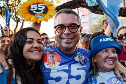 Fábio Mitidieri cercado por apoiadoras em agenda de rua