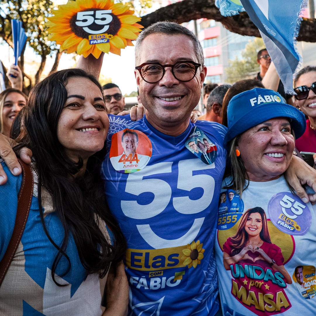 Fábio Mitidieri cercado por apoiadoras em agenda de rua