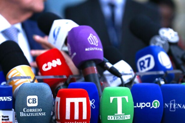 Pesquisa revela assédio e sobrecarga que ameaçam saúde mental de jornalistas