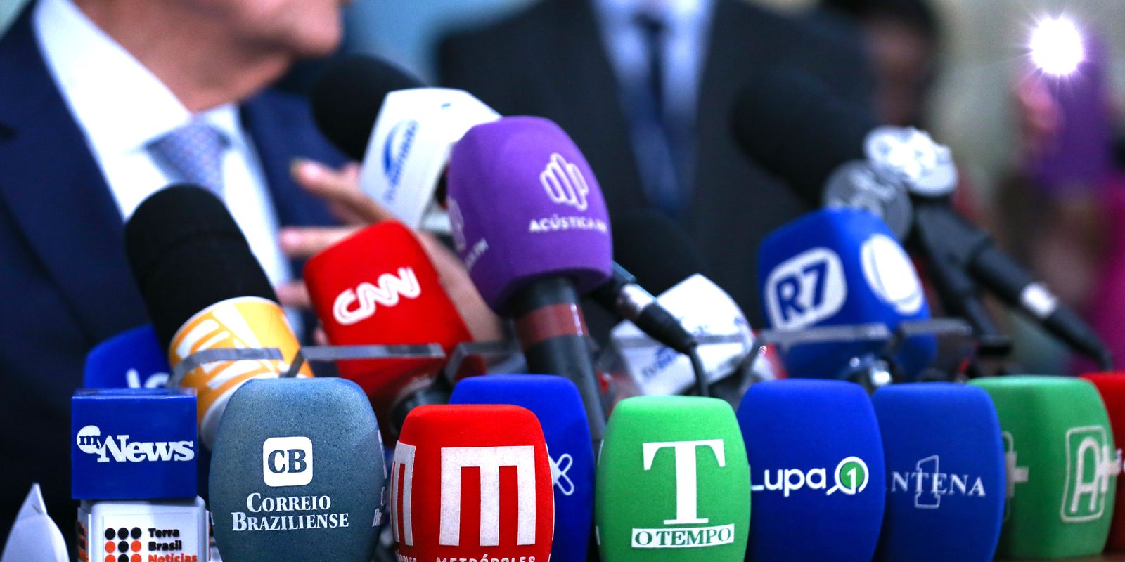 Pesquisa revela assédio e sobrecarga que ameaçam saúde mental de jornalistas