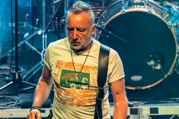 Peter Hook toca 'Unknown Pleasures' e 'Closer' completos em SP, 9/3/27