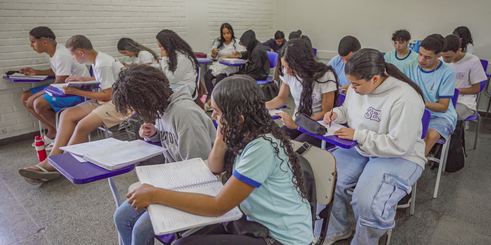 Pisa 2025: Brasil encurta distância para OCDE, desempenho segue baixo