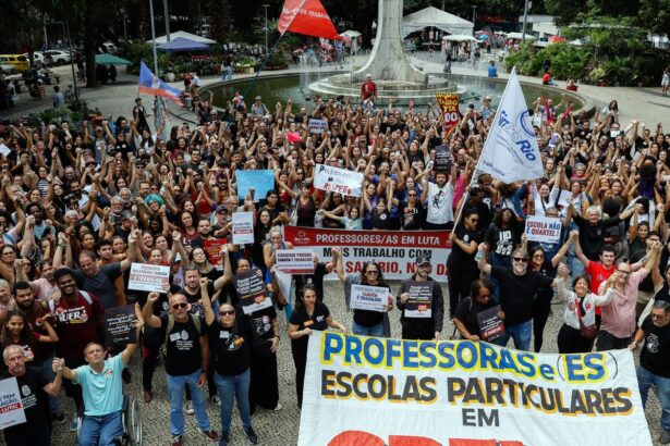 Professores de escolas particulares do Rio paralisam aulas por reajuste