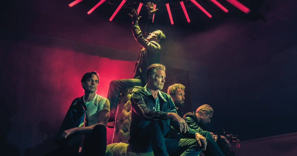Queens of the Stone Age lança single inspirado em lembranças góticas
