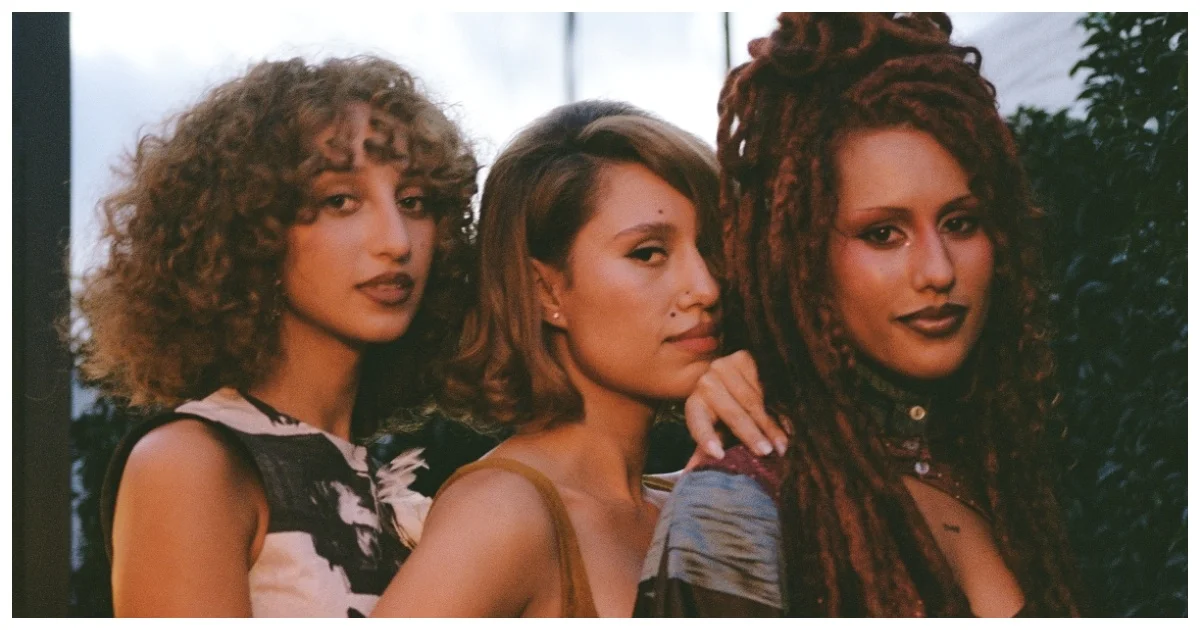 RAYE lança videoclipe 'Joy.' com irmãs espalhando alegria em Londres