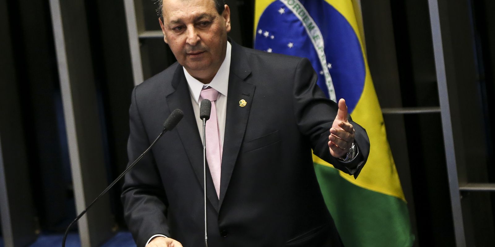 Relator rejeita 36 emendas e bloqueia retorno da escala 6x1