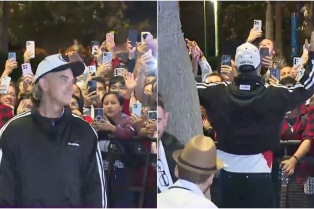 Robbie Williams canta para fãs em frente a hotel em Lima