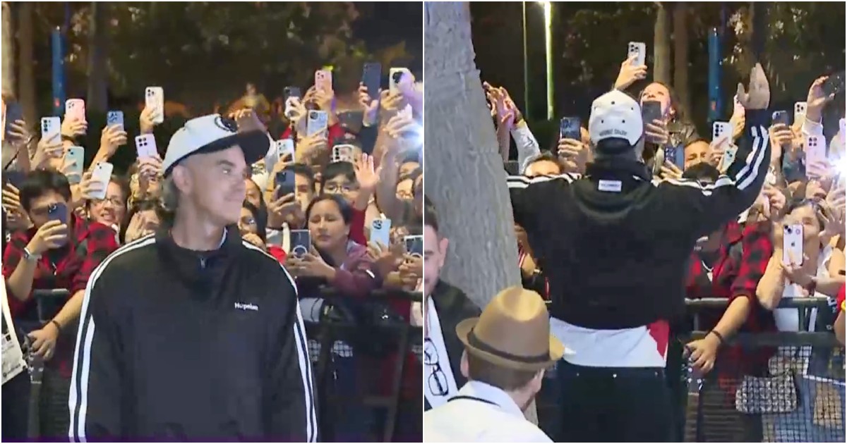 Robbie Williams canta para fãs em frente a hotel em Lima