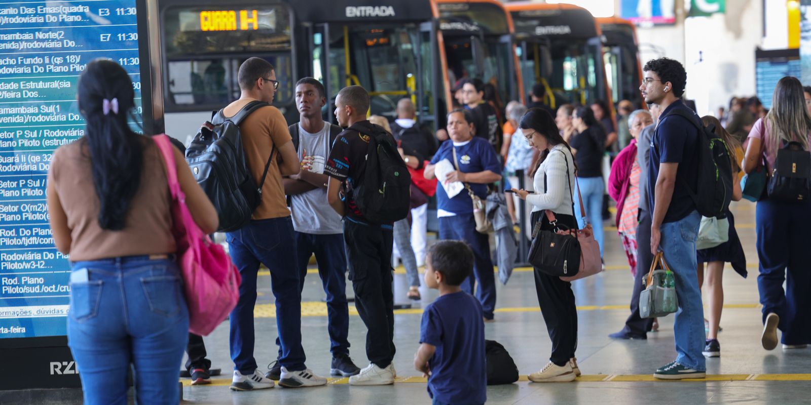 Setor de serviços estabiliza em julho e cresce 2,4% em 12 meses