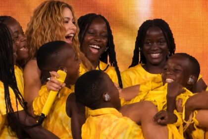Shakira recebe Ghetto Kids na Espanha antes de show