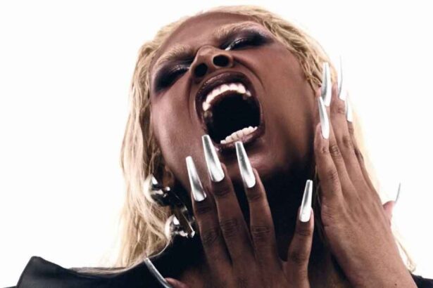 Siamese anuncia álbum 'ME SIA' e estreia persona SIA