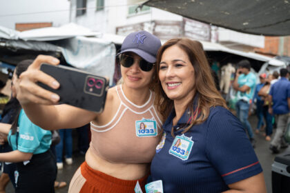 A jornalista Susane Vidal conversa com feirantes em Nossa Senhora da Glória