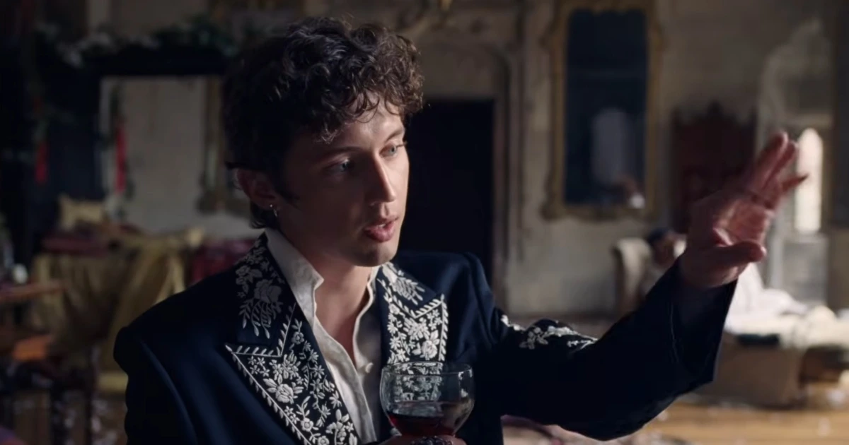 Troye Sivan lança 'Party' e celebra relações entre homens em clipe ousado