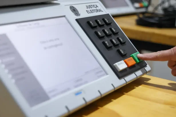 TSE amplia acesso: transporte e urnas adaptadas para pessoas com deficiência