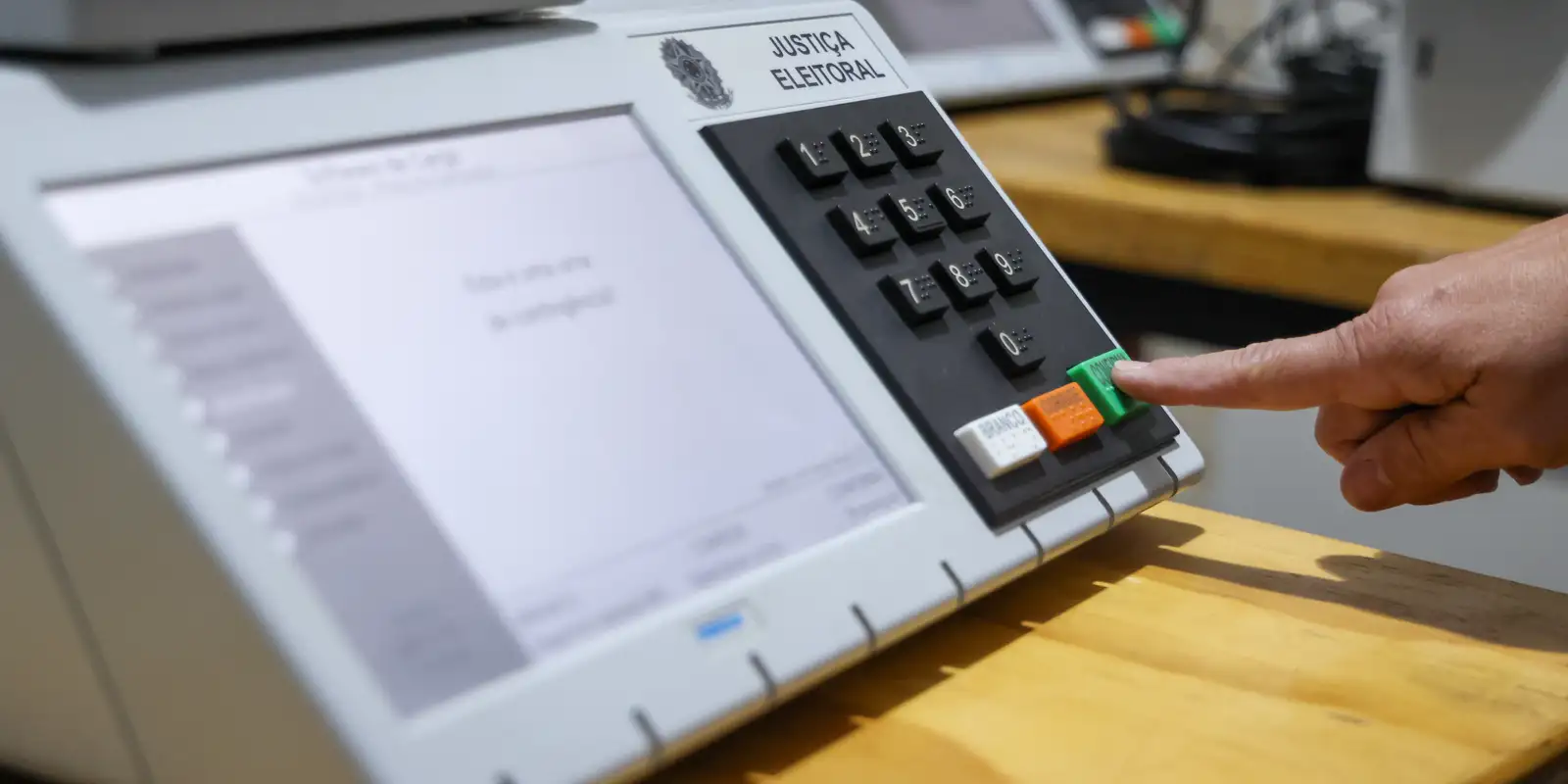 TSE amplia acesso: transporte e urnas adaptadas para pessoas com deficiência